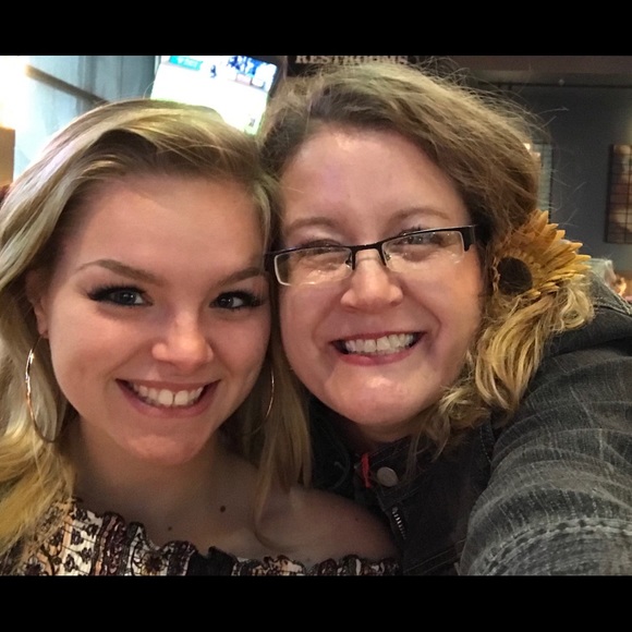 Meet your Posher, Dee - Picture 3 of 5